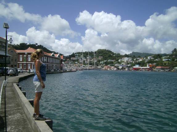 Observando a Carenage, a baía em St. George's, capital de Granada